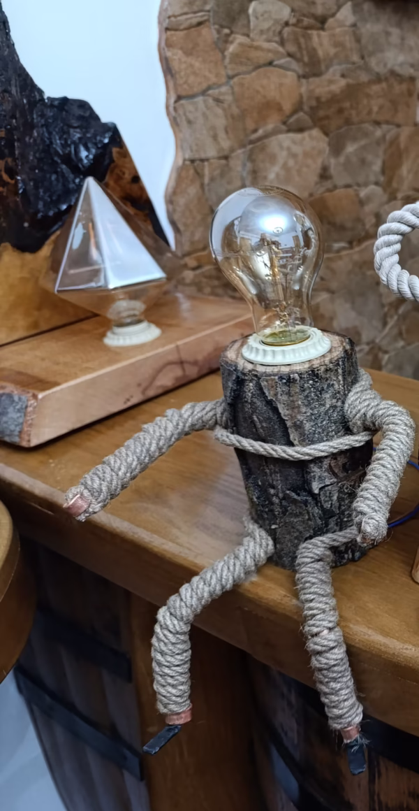 Lampă rustică din lemn "The man"